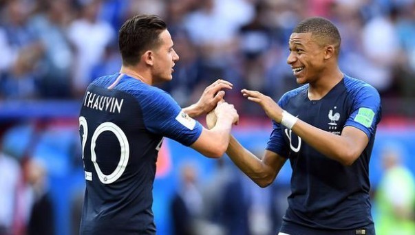 帕尔特伊听证会法院外，有抗议者举横幅批评阿森纳不作为