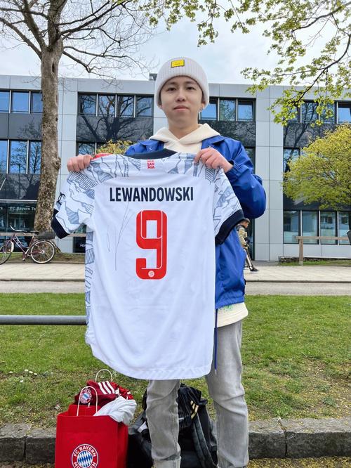 LPL 今天的结果： Anyone's Legend 连续赢得三场比赛，作为A组第一晋级下一轮。 EDward Gaming 明天将面对 LNG Esports 。