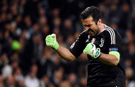 保安大爷中场硬核加入拉拉队，全场尖叫炸了！