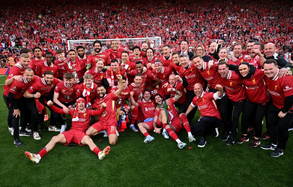 中甲冠军辽宁铁人队在沈阳故宫拍全家福：致敬历史，开启未来